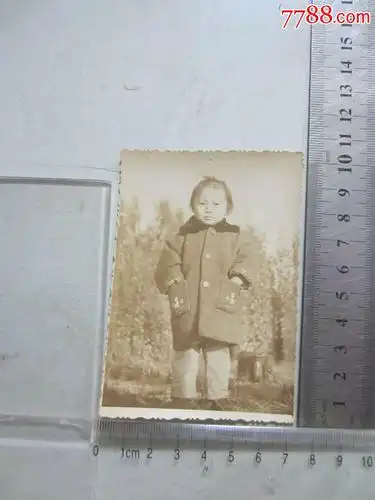 小女孩留影(老照片)
