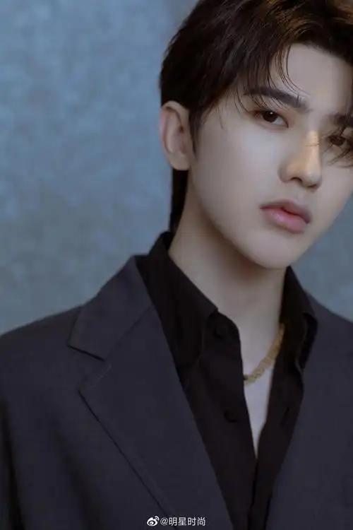 蔡徐坤最新造型,无论侧颜还是背影都魅力满分!