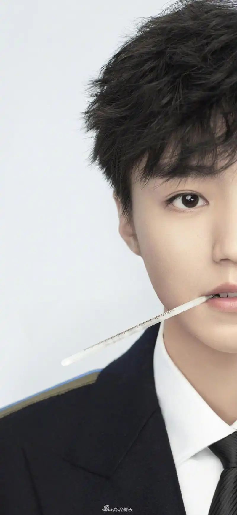 超a!tfboys穿黑色制服 秀长腿化身满分吸引力