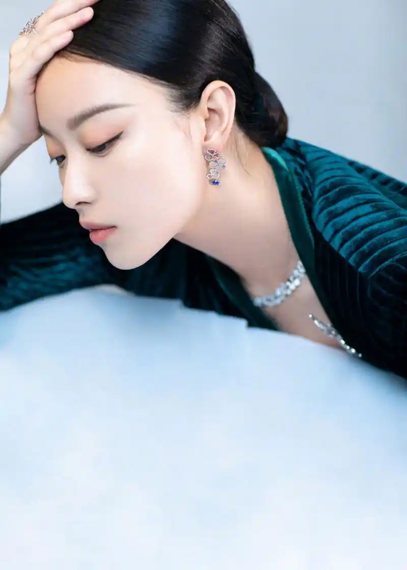 蒂芙尼上海香港广场旗舰店活动,一身墨绿色造型出镜实在是雍容华贵.