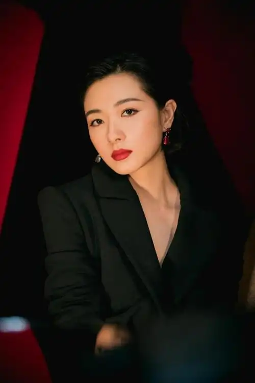 万茜西装连衣裙配红宝石耳环好奢华,大长腿抢镜