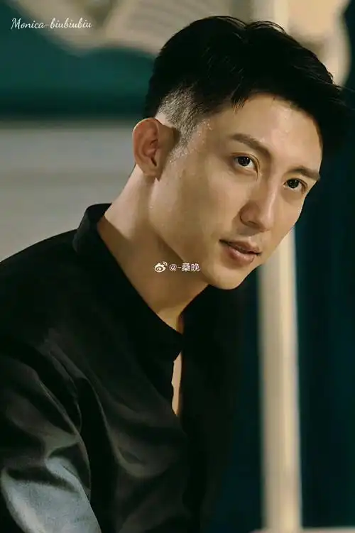 欧孝安手部青筋#看完电视剧之后,突然就被黄景瑜圈粉了,不仅拥有着