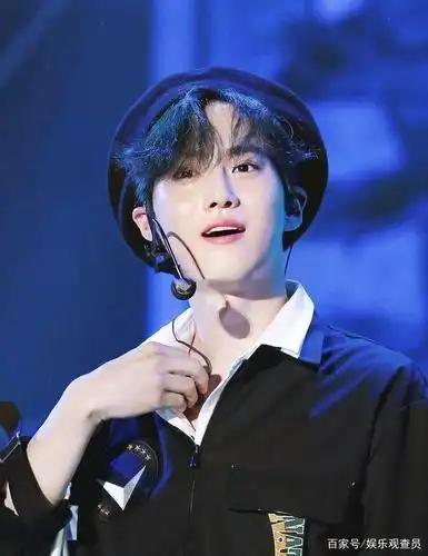 舞台上的他,样子真的非常帅气哇!