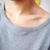 男生漏锁骨微信头像【点击鼠标右键下载】