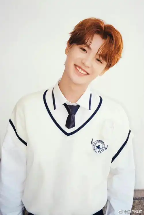 黄明昊新专辑vr预告海报