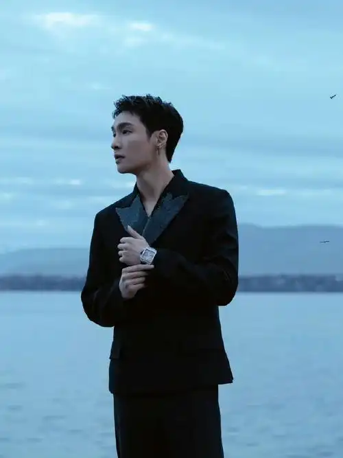 张艺兴黑西服##张艺兴海边大片#张艺兴黑西装,腕表6015矜贵绅 !!