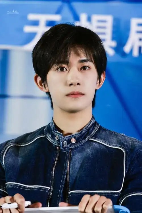 易烊千玺破洞针织内搭