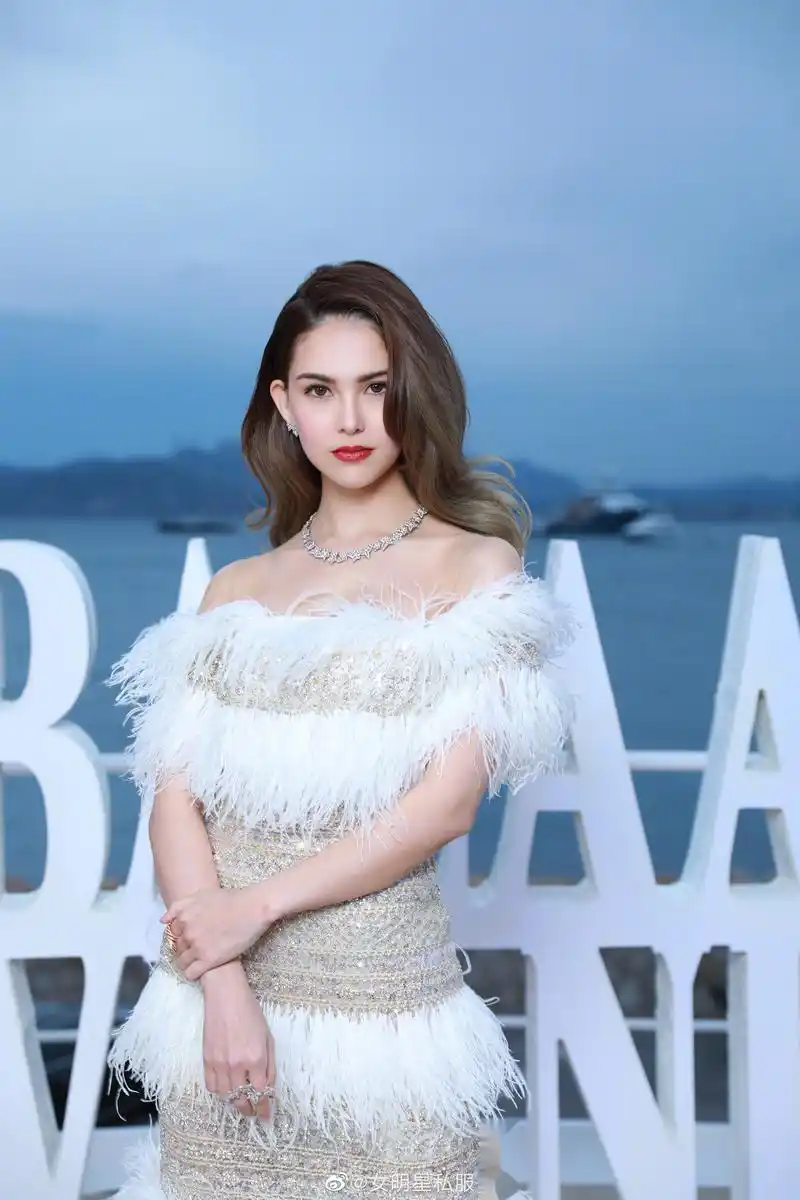 昆凌亮相戛纳芭莎电影之夜,小公举的公举也太美了吧!