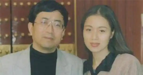 年糟糠妻,只为迎娶小16岁的女演员,世人痛斥:伪君子_余秋雨_李红_马兰