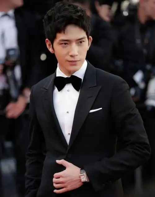 的内在修养,这些条件都是井柏然在演艺道路上走得更加平坦的先决条件