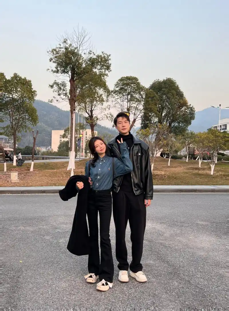 情侣穿搭|158cm和180cm的简单耐看出游look 好久没出门,今天出发泡