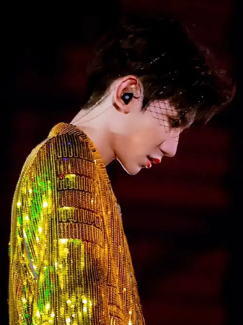 王源四次周年妆容五周年:流星妆六周年:黑网纱七周年:花瓣妆十周年