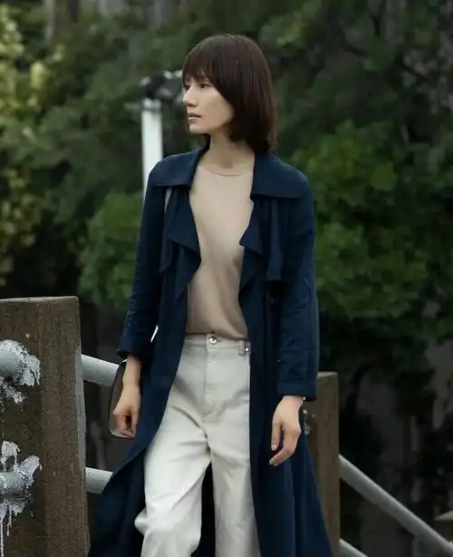 袁泉新剧相逢时节堪称职场穿搭天花板风格优雅又得体