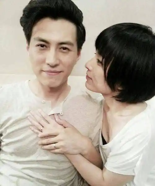 自2006年起,靳东与江珊在一起5年,为何转身娶了二婚的李佳?