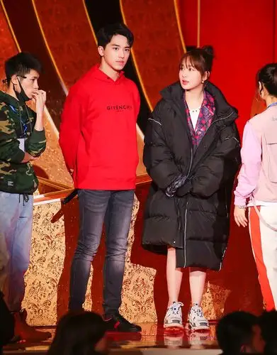 许魏洲忙着和杨紫春晚彩排黄景瑜也不甘落后地干了件大事