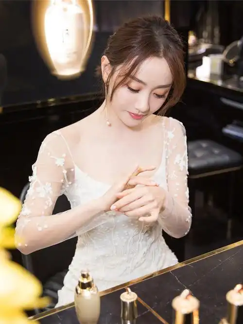 杨蓉出席活动,一条白色薄纱长裙亮相,37岁了还这么美!