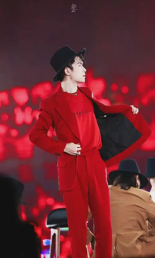 喜气洋洋的样子谁不喜欢,况且红色是易烊千玺的应援色呢~__财经头条