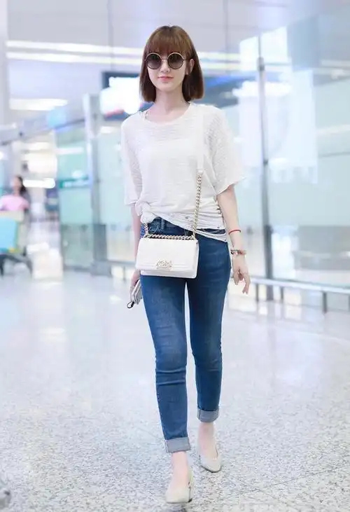 毛晓彤太辣眼,穿黑色吊带展现雪白肤色,163身高轻松凹出大长腿