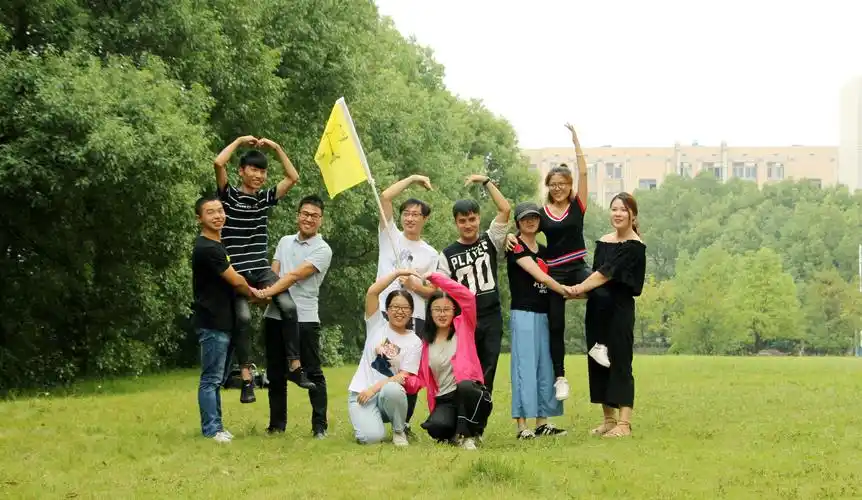 (男女平等队队形展示)