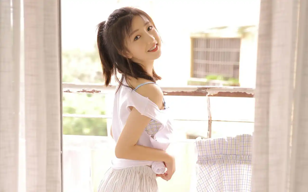 小清新美女甜美高清桌面壁纸