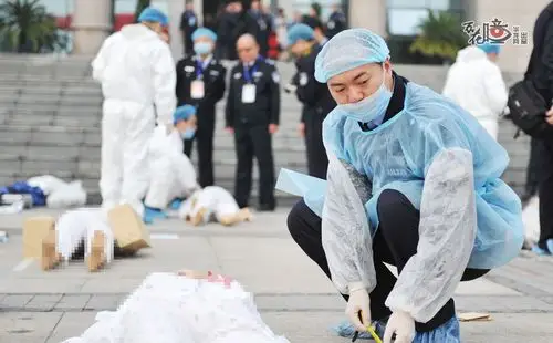 法医在"受害人尸体"前对其检验,尸检结果对推断案件发生经过起着重要