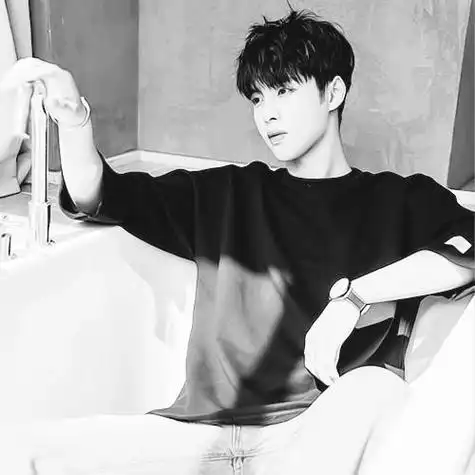 男生头像伤感侧脸黑白记忆随着时间而模糊了