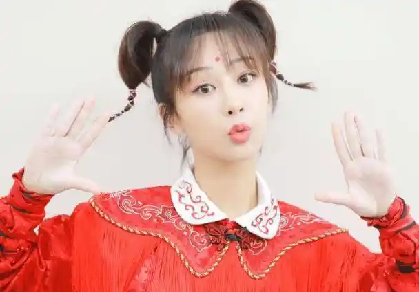 杨紫新节目定妆照,梳两个羊角辫叉腰,嘟嘴卖萌,28岁扮可爱毫无违和感