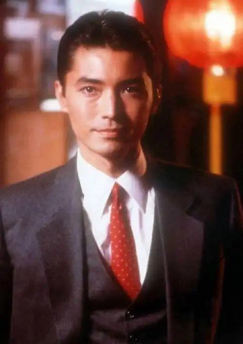 尊龙不愧是"亚洲第一美男",体态出色,穿搭有型,到老都不油腻