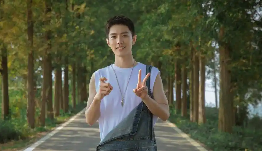 肖战寸头写真曝光,牛仔背带裤配白背心,肌肉线条男友力十足!