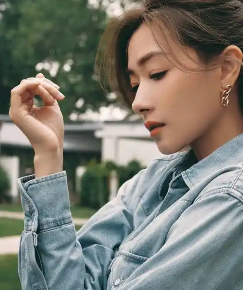 万茜黑色高开叉连衣裙高跟鞋大长腿写真_气质_显得_造型