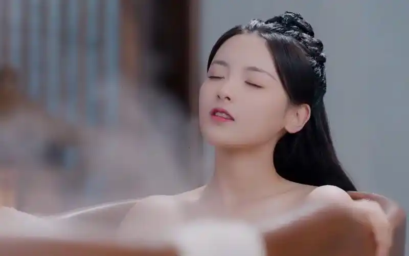 洗澡戏是怎么拍的?杨超越自娱自乐化身"花仙子"《且听凤鸣》