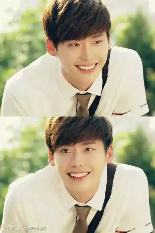 李钟硕治愈系暖男的朴宝剑笑起来超级具有感染力的说!