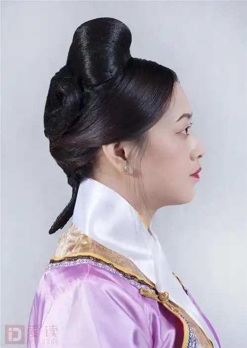 9:检查整个发型的形状和弧度,并将左右两侧鬓发自然留出,还可将适当