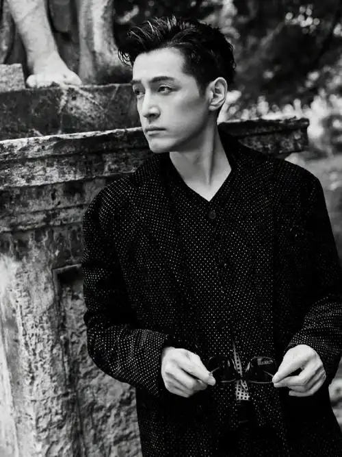 胡歌超话身着品牌波点西装亮相于2025早春男装秀上,丝绒黑白展露率性