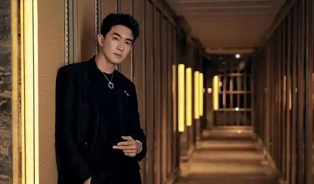 林更新现身考博现场,背着女士斜挎小包,步伐轻快,相当自信.