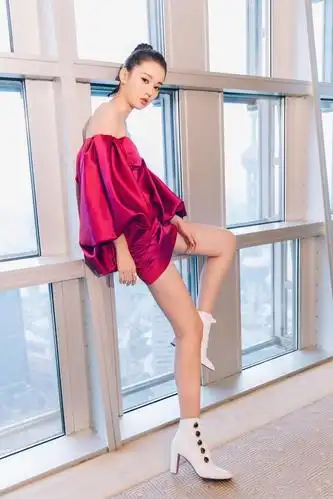 乔欣真敢穿,抹胸短裙性感撩人,不过灯笼手袖有点画蛇添足