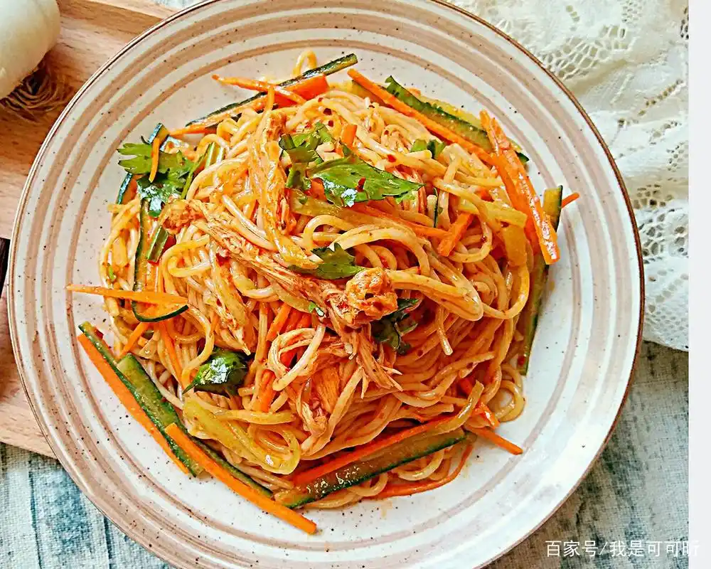 炎炎夏日,一碗麻酱鸡丝凉拌面能让你胃口大开,吃完直呼爽口