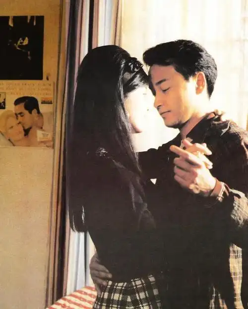 原创昔日"荧屏情侣"晒张国荣旧照,俩人甜蜜亲吻惹人羡