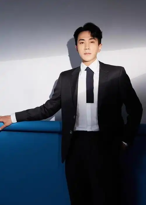 杨幂前夫刘恺威,一身西装笔挺俊朗,侧颜杀无敌,魅力依旧迷人