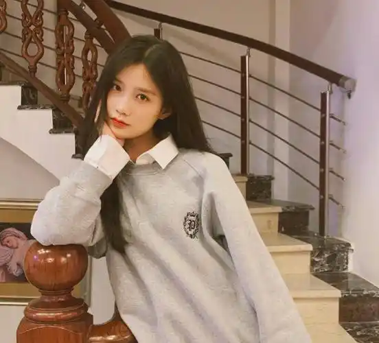 她是被《创造101》淘汰的小富婆,今晒居家照,穿卫衣也很甜美_陈意涵