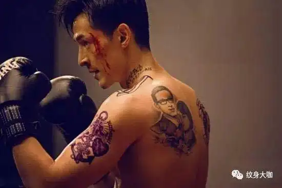 胡歌花臂纹身图案翅膀铸成的盔甲