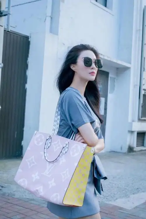 不过不得不承认,范冰冰的气质不一样,"烂大街"的t恤配老爹鞋,也能穿出