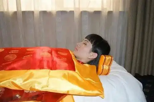 去世后,为何必须穿寿衣?其实这是科学,也是为了后代好