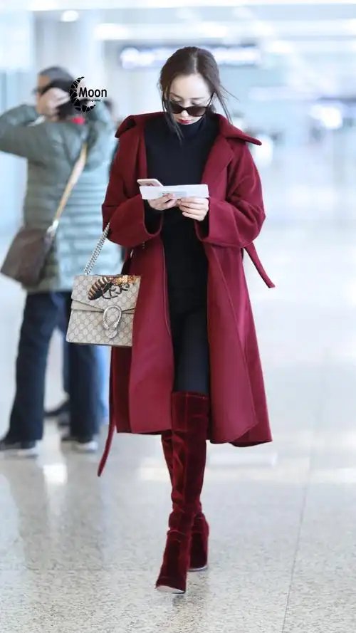 杨幂红色大衣性感霸气机场街拍图