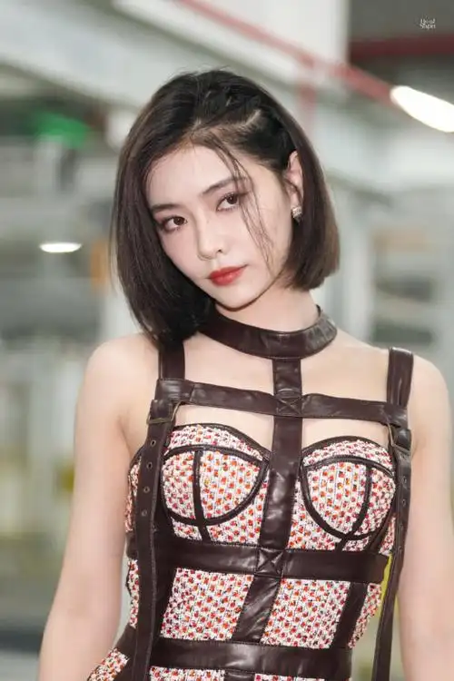 许佳琪碎花抹胸裙黑绑带造型##2023pel春决冠军之夜