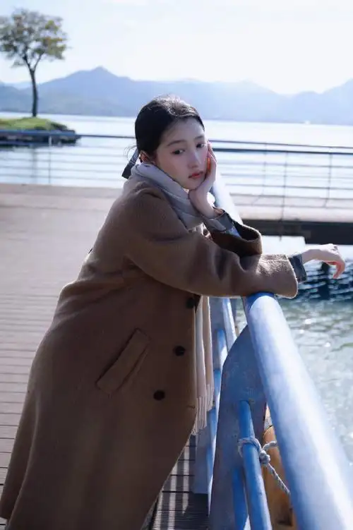 关晓彤 清冷##关晓彤卡其色大衣