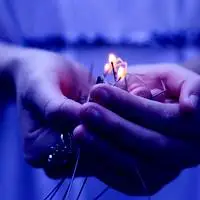 手捧鲜花,苹果,千纸鹤,草莓,银杏叶的qq唯美头像图片