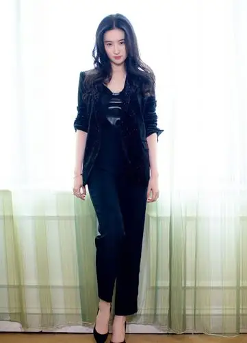 刘亦菲晒撸猫照,穿宽松灰色针织衫配牛仔裤,33岁少女感十足