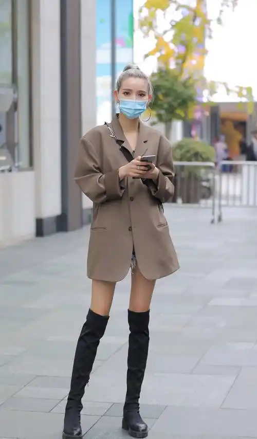 搭配冬装少不了高筒靴,既能保暖,又能显腿长,还能增加时髦味道