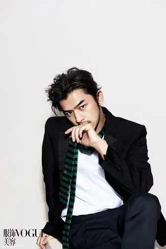 新浪娱乐讯 近日,忙于拍摄新片的陈柏霖曝光了一组《vogue》杂志写